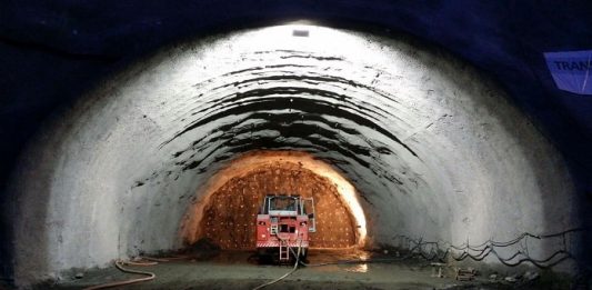 Empresas buscam por trabalhadores para obras do contorno viário em Palhoça - foto de um túnel em construção com máquina dentro