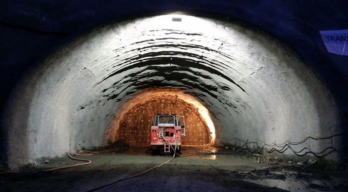 Empresas buscam por trabalhadores para obras do contorno viário em Palhoça - foto de um túnel em construção com máquina dentro
