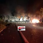 Grave acidente em Rancho Queimado bloqueia BR 282 - caminhão tombado em chamas atravessado na pista; selo do pista limpa por cima da foto