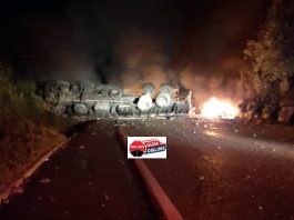 Grave acidente em Rancho Queimado bloqueia BR 282 Grave acidente em Rancho Queimado bloqueia BR 282 - caminhão tombado em chamas atravessado na pista; selo do pista limpa por cima da foto