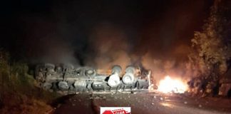 Grave acidente em Rancho Queimado bloqueia BR 282 - caminhão tombado em chamas atravessado na pista; selo do pista limpa por cima da foto