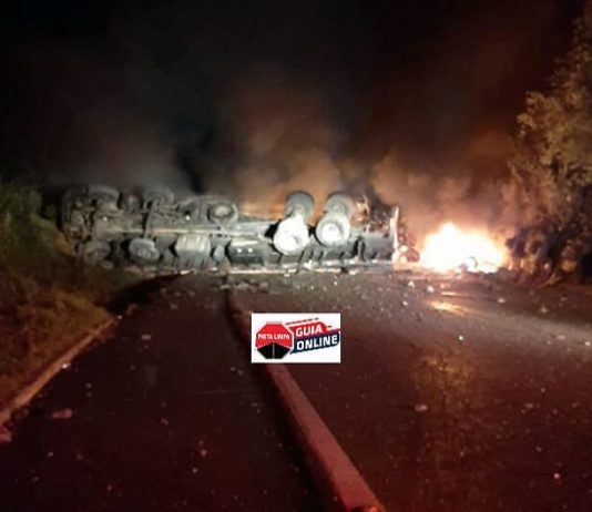 Grave acidente em Rancho Queimado bloqueia BR 282 - caminhão tombado em chamas atravessado na pista; selo do pista limpa por cima da foto