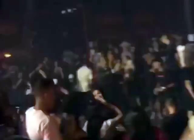 Casa noturna em São José: cena de vídeo em que há diversas pessoas em pé juntas sem máscara na balada em são josé