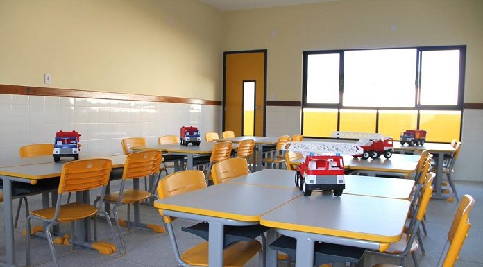 aulas voltam em biguaçu - foto de sala de aula vazia, só com mesas e carteiras organizadas