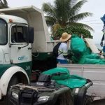 dois funcionários da comcap sobre pequena caçamba ao lado de caminhão e quadriciclo - camara retirou exclusividade da comcap em coletar lixo em florianópolis