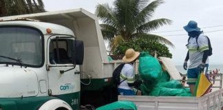 dois funcionários da comcap sobre pequena caçamba ao lado de caminhão e quadriciclo - camara retirou exclusividade da comcap em coletar lixo em florianópolis