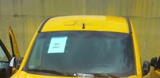 Correios realiza leilão de veículos - foto mostra um veículo renault kangoo amarelo