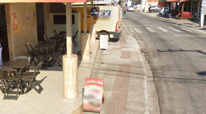 Palhoça cavaletes calçadas - dois cavaletes em frente a comércio em calçada em palhoça