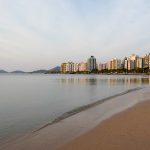 baía norte da grande floranópolis com prédios da beira-mar - tempo para amanhã nublado no litoral de santa catarina