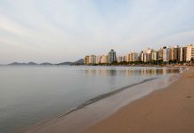 baía norte da grande floranópolis com prédios da beira-mar - tempo para amanhã nublado no litoral de santa catarina