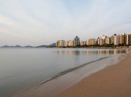 baía norte da grande floranópolis com prédios da beira-mar - tempo para amanhã nublado no litoral de santa catarina