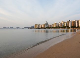 baía norte da grande floranópolis com prédios da beira-mar - tempo para amanhã nublado no litoral de santa catarina