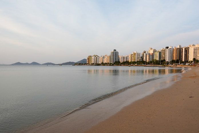 baía norte da grande floranópolis com prédios da beira-mar - tempo para amanhã nublado no litoral de santa catarina
