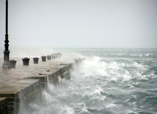 SC tem risco de alagamentos costeiros na madrugada deste domingo (04) clima para amanha previsao do tempo ventos fortes, mar agitado ciclone nuvens, risco de alagamentos