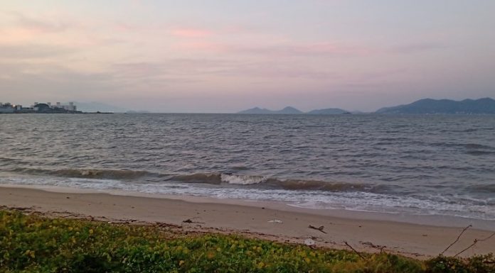 clima para amanhã em santa catarina - praia da beira-mar continental com baía norte da grande florianópolis