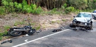 moto caída e destruída em frente ao carro com frente destruída após colisão frontal na sc 406 rio vermelho