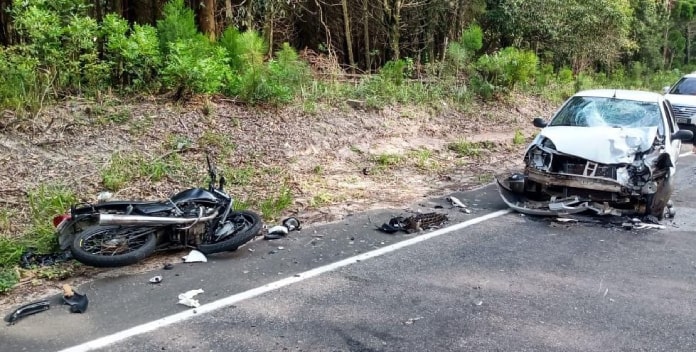 moto caída e destruída em frente ao carro com frente destruída após colisão frontal na sc 406 rio vermelho