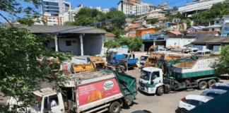 Veículos de coleta de lixo parados na garagem da Comcap