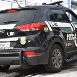 Suspeitos são presos em São José:Viatura da Policia Civil, preta, vista do ângulo da traseira do veículo / lado do carona