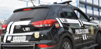 Suspeitos são presos em São José:Viatura da Policia Civil, preta, vista do ângulo da traseira do veículo / lado do carona