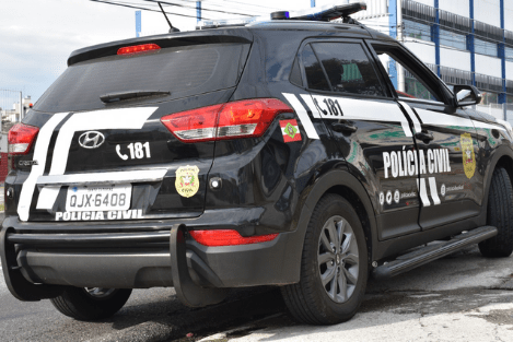 Suspeitos são presos em São José:Viatura da Policia Civil, preta, vista do ângulo da traseira do veículo / lado do carona