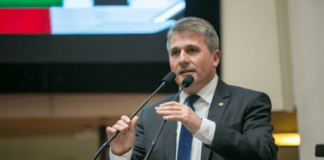 Deputado estadual Altair Silva, de terno, discursando na Assembleia Legislativa de Santa Catarina