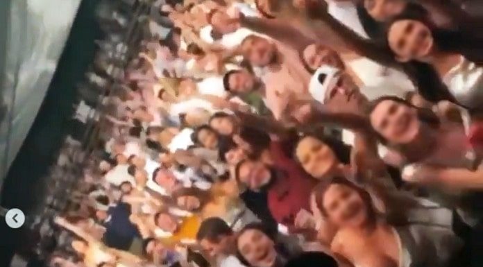 denúncias de festas com aglomerações mostra grande público em show olhando sorridente para a foto