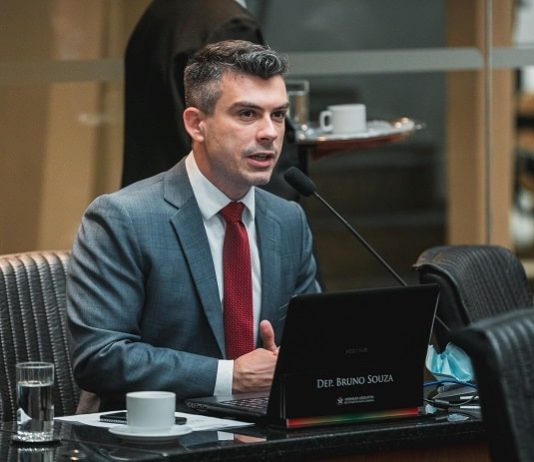 Deputado Bruno Souza usa terno e fala em microfone em bancada da alesc; ele lançou projeto de voluntários para fiscalização do poder público em SC