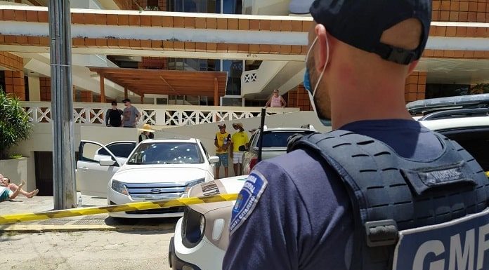 Dois homens são executados: guarda em frente ao ford fusion com marcas de bala no parabrisa onde foram executados dois homens em canasvieiras