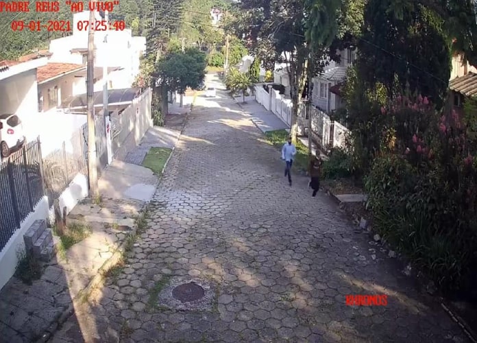 dois ladrões andando pela rua da ponta de baixo em imagem do videomonitoramento