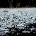 Gotas de chuva caindo no chão - chuva alerta precipitação previsão do tempo clima para amanhã