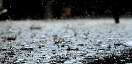 Gotas de chuva caindo no chão - chuva alerta precipitação previsão do tempo clima para amanhã