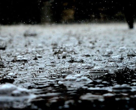 Gotas de chuva caindo no chão - chuva alerta precipitação previsão do tempo clima para amanhã