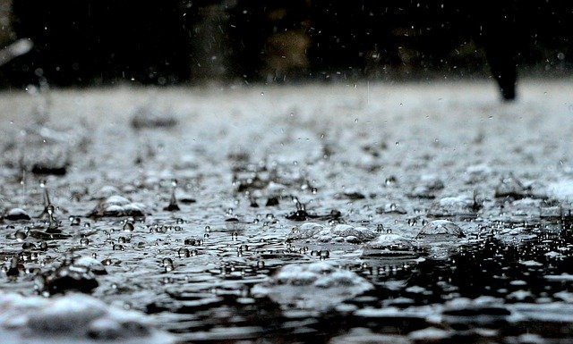 Gotas de chuva caindo no chão - chuva alerta precipitação previsão do tempo clima para amanhã