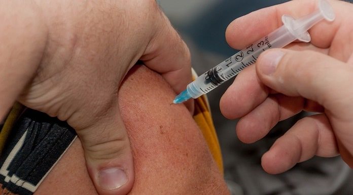 início da vacinação de Covid no Brasil - pessoa da injeção em braço de outra