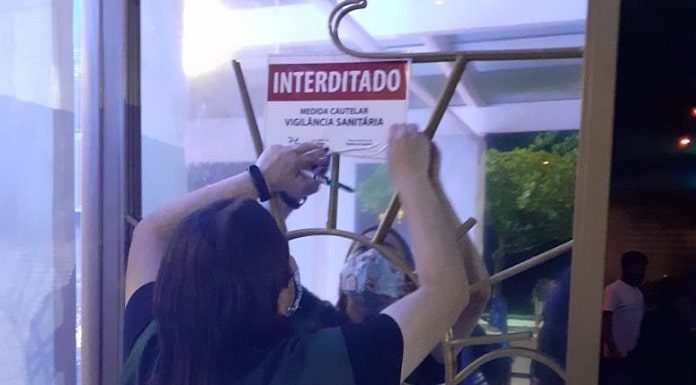 Quatro estabelecimentos de Balneário Camboriú são interditados no final de semana fiscal coloca adesivo em vidro indicando estabelecimento interditado em balneário camboriú; boates foram fiscalizadas