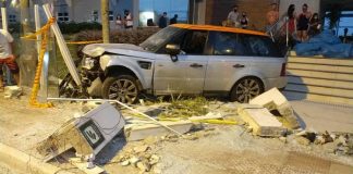 evoque destruído sobre calçadas com escombros após motorista atropelar duas mulheres nos ingleses