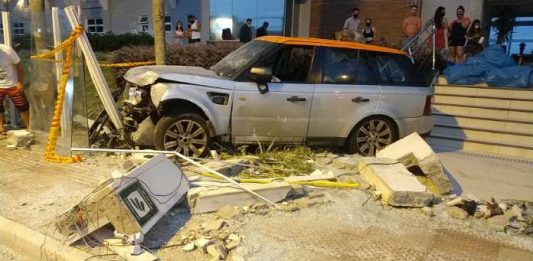 Motorista é preso depois de atropelar duas mulheres nos Ingleses evoque destruído sobre calçadas com escombros após motorista atropelar duas mulheres nos ingleses