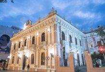 museu histórico visto lateralmente com luzes acesas