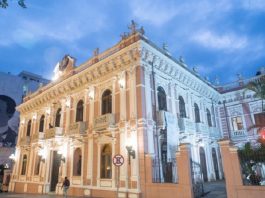 museu histórico visto lateralmente com luzes acesas