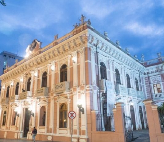 Agenda cultural em Florianópolis tem destaque para exposições gratuitas museu histórico visto lateralmente com luzes acesas