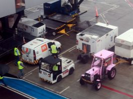 Distribuição de novo lote de vacinas começa na segunda-feira em Santa Catarina veículos de carga em pátio de aeroporto onde está o novo lote de vacinas