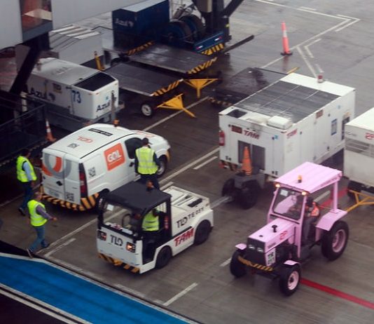 Distribuição de novo lote de vacinas começa na segunda-feira em Santa Catarina veículos de carga em pátio de aeroporto onde está o novo lote de vacinas