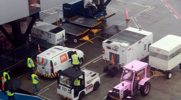 veículos de carga em pátio de aeroporto onde está o novo lote de vacinas