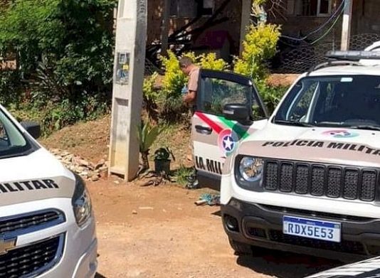 duas viaturas da pmsc vistas de frente em estrada de terra
