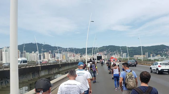 Servidores da Comcap mantém greve em Florianópolis - na imagem fazem passeata sobre ponte pedro ivo campos