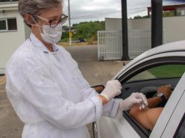 Prefeitura de São José elabora o plano municipal de vacinação contra o coronavírus plano de vacinação de coronavírus em são josé preve drive-thru; mulher da vacina em braço de motorista dentro de carro