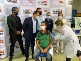 Enfermeiro Júlio Cesar foi a primeira pessoa a ser vacinada contra coronavírus em Santa Catarina, observado pelo governador, Carlos Moisés, e o prefeito de São José, Orvino Coelho de Ávila - vacinação de coronavírus em Santa Catarina