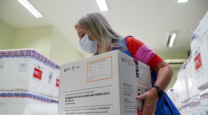 vacinação de coronavírus em Santa Catarina - funcionária da vigilância sanitária confere caixas de vacina de sars-cov-2
