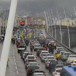 Servidores da Comcap protestam sobre ponte pedro ivo campos com grande quantidade de veículos retida; dia chuvoso